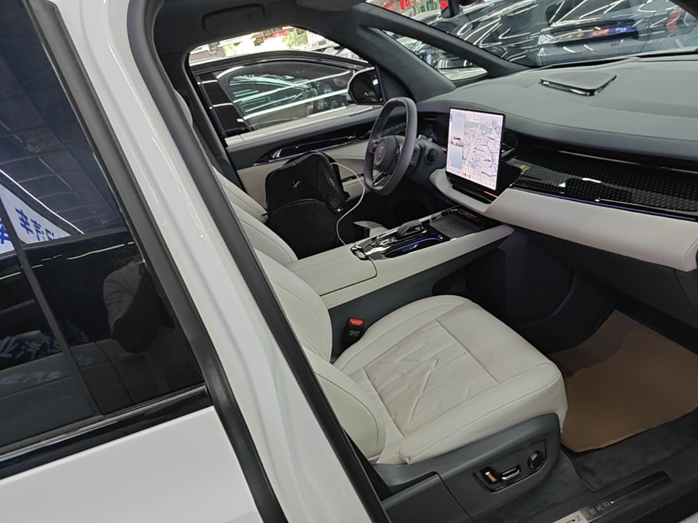Zeekr 009 2024 7-Seater Walk-Through Version Four-Wheel Drive 108 kWh — снимка 19