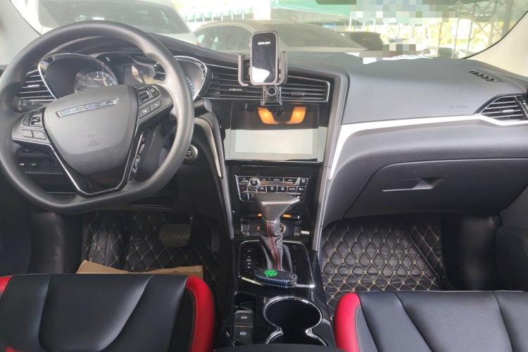 Used Venucia D60 2019 100 000 Honor 1.6L XL CVT Chenku Edition China VI Standard Center Console