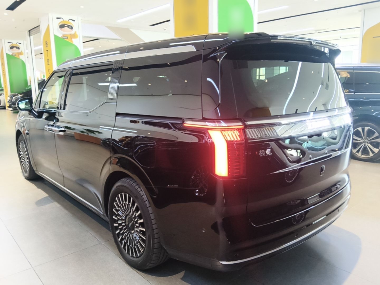 Zeekr 009 2024 7-Seater Aisle Version 108 kWh — снимка 4