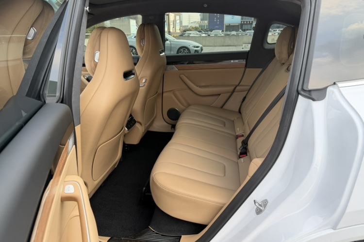 Used Hima Luxeed R7 2024 Pure Electric 667km Pro Interior 1