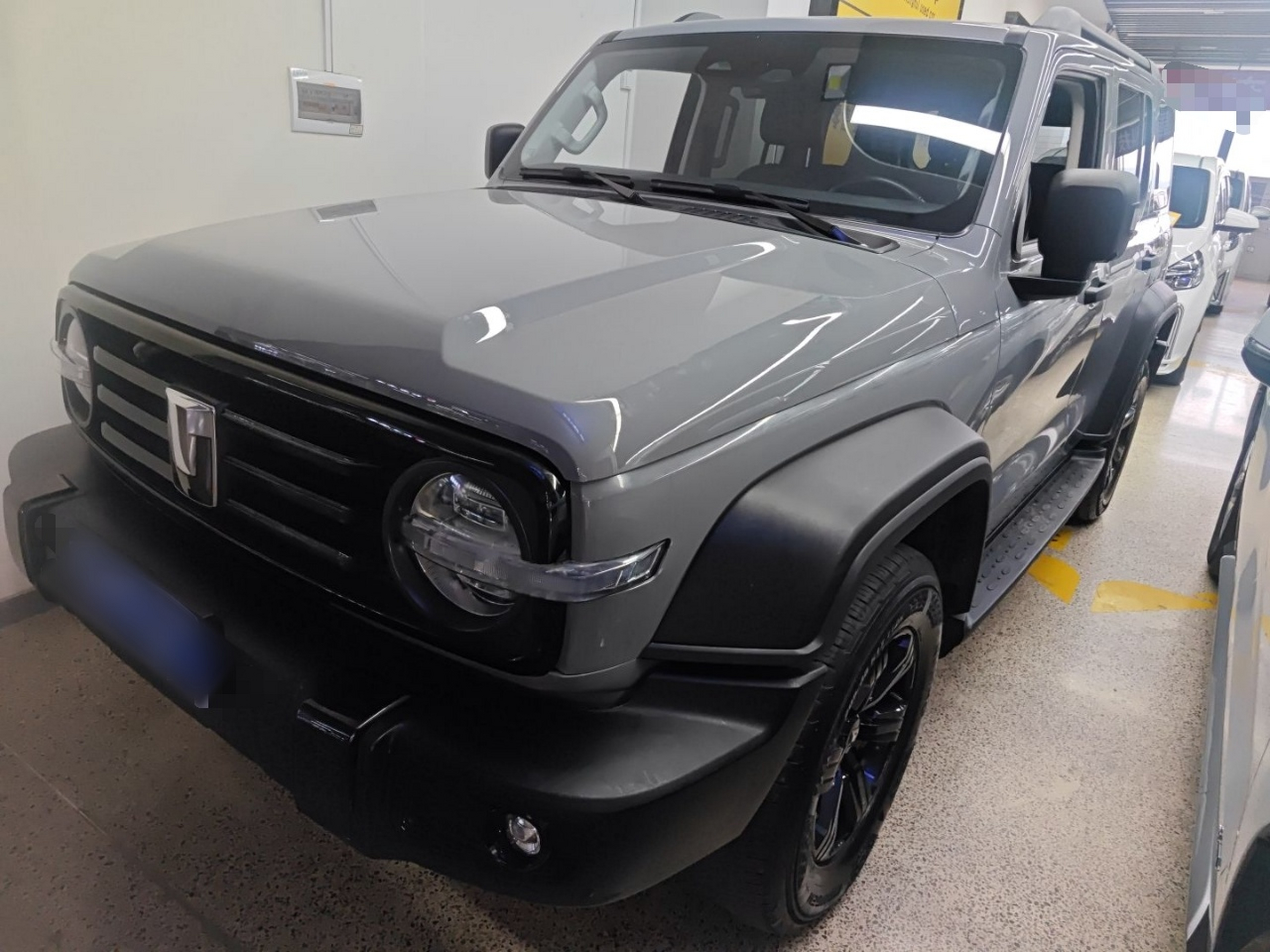 تحت مقدمة السيارة