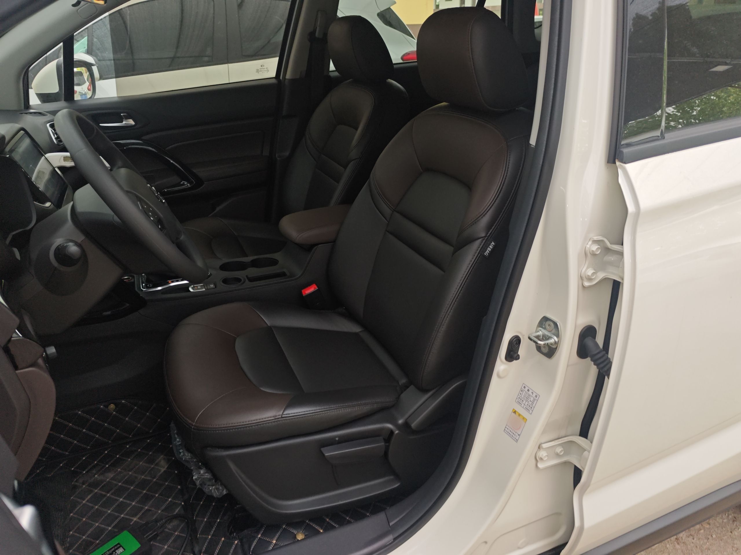 المقاعد الأمامية داخل السيارة