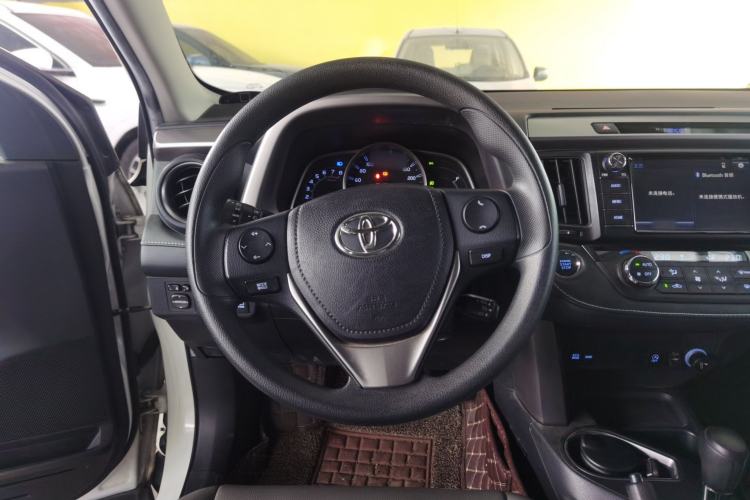 Used Toyota RAV4 2016 2.0L CVT Two-Wheel Drive Fashion Edition China V Standard
