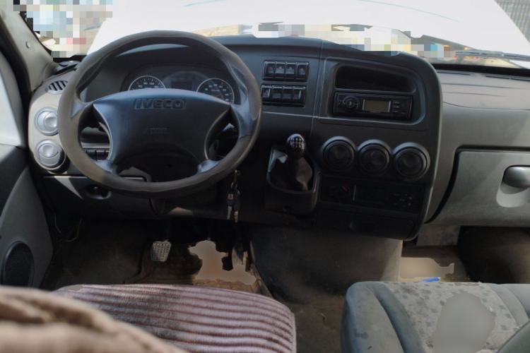 Used Iveco Power Daily 2017 2.5T Deluxe A32 Mid-Roof 5-7 Seater 47Z5 Passenger Van Center Console