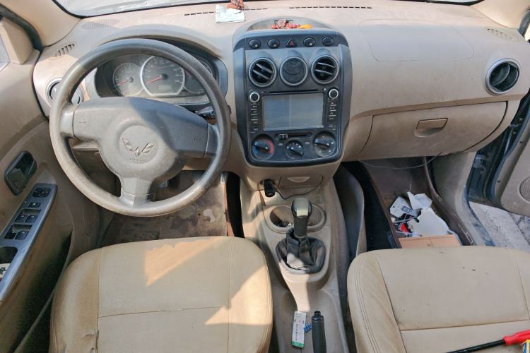 Used Wuling Hongguang 2014 1.2L Standard Model China IV Center Console