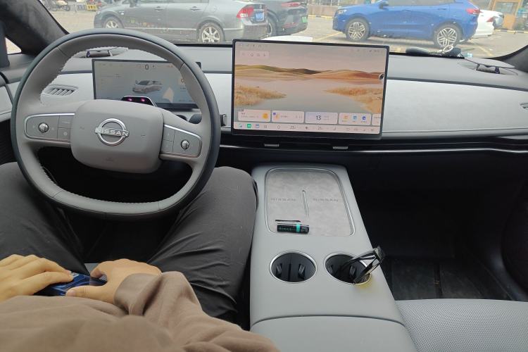 Used Nissan N7 2025 625 Max Center Console