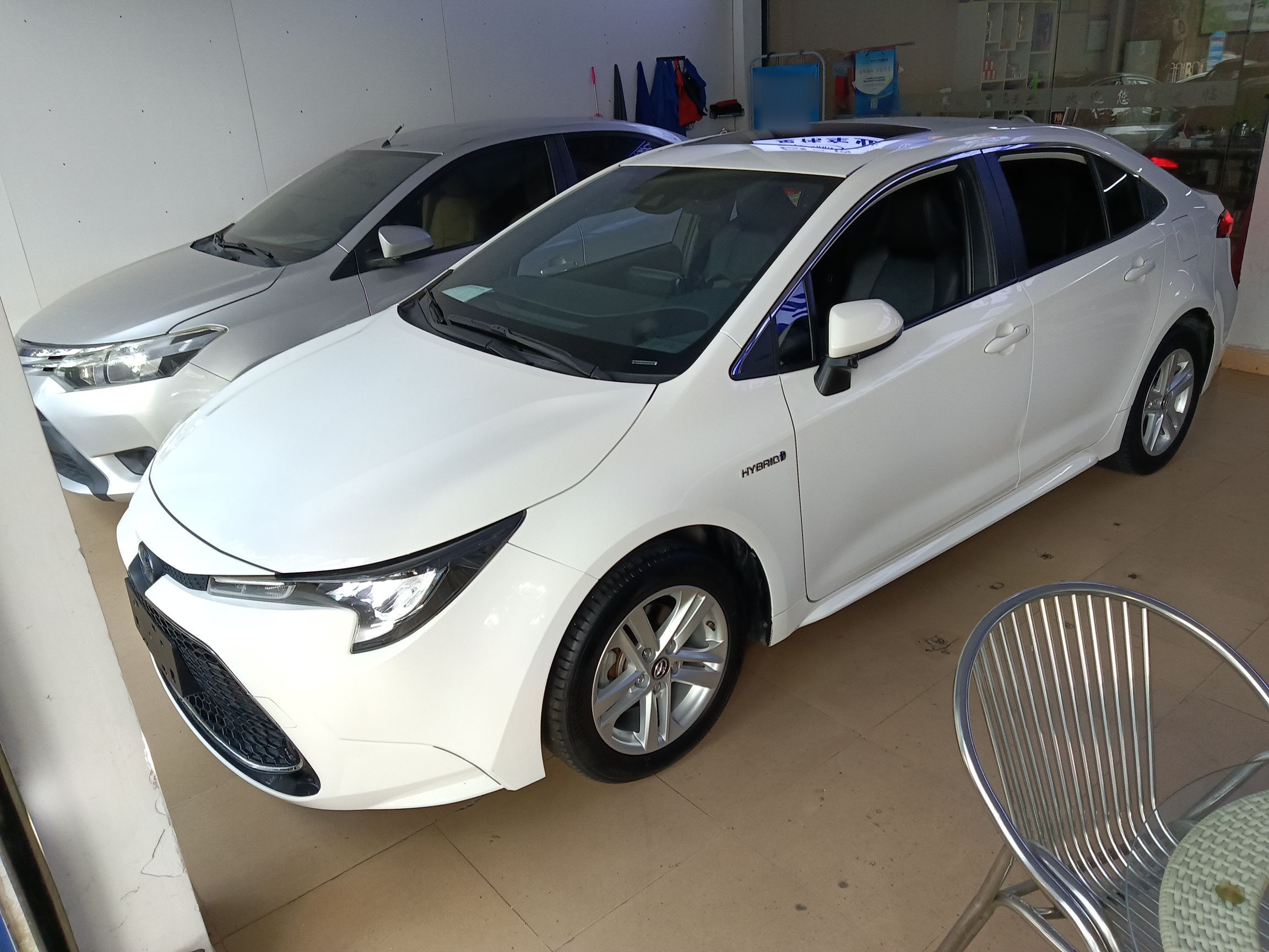 تحت مقدمة السيارة