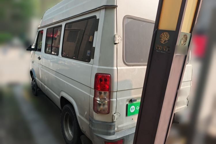 Used Iveco Daily 2017 2.5T A35 Passenger Van 5-7 Seats Model 47Z5
