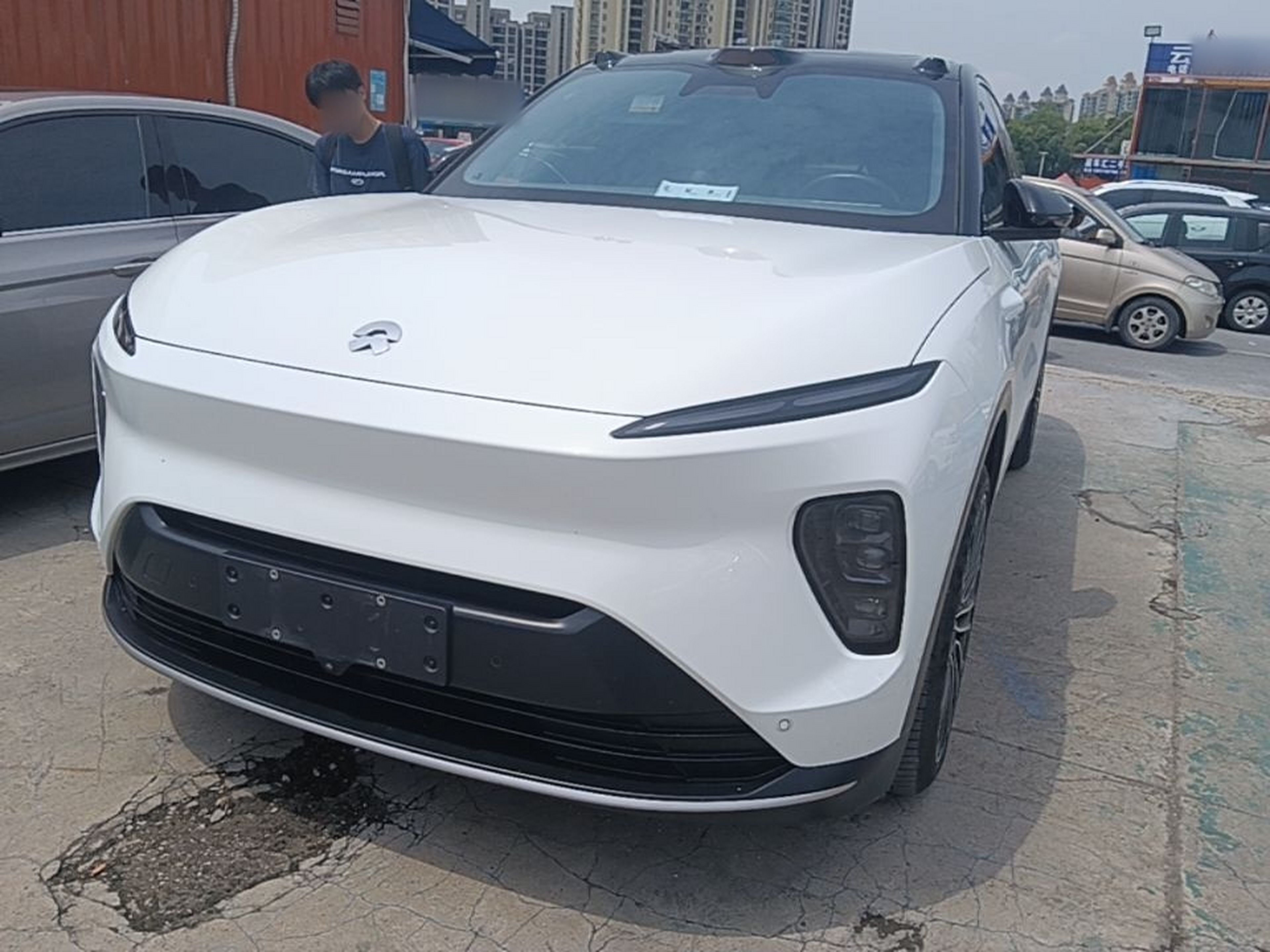 Под передней частью автомобиля