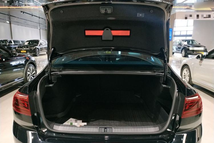 Used Volkswagen Magotan 2025 Revised Version Zhongxiang Edition 330TSI DSG Luxury Trim Trunk