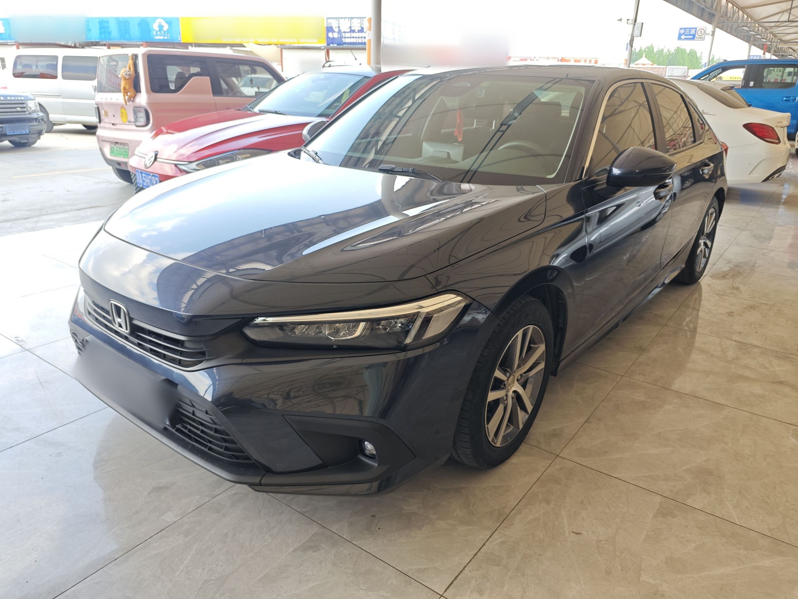 Под передней частью автомобиля