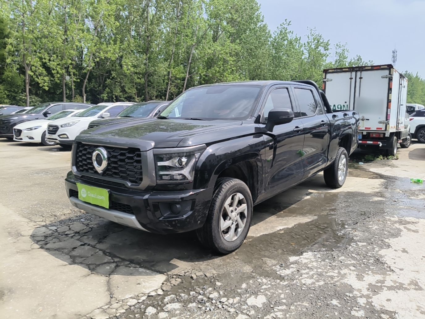 تحت مقدمة السيارة