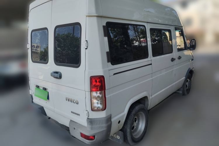 Used Iveco Daily 2021 2.5T A35 M1 Passenger Van 5-9 Seater Short Wheelbase Mid-Roof Design Dual Tires Manual Doors