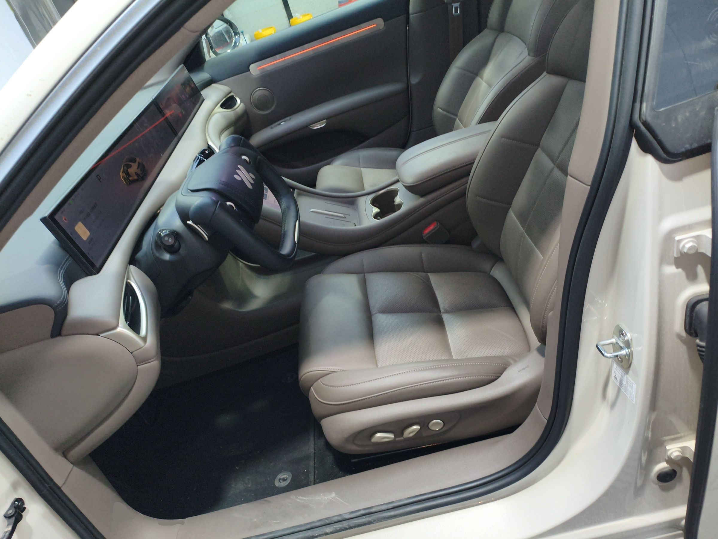 المقاعد الأمامية داخل السيارة