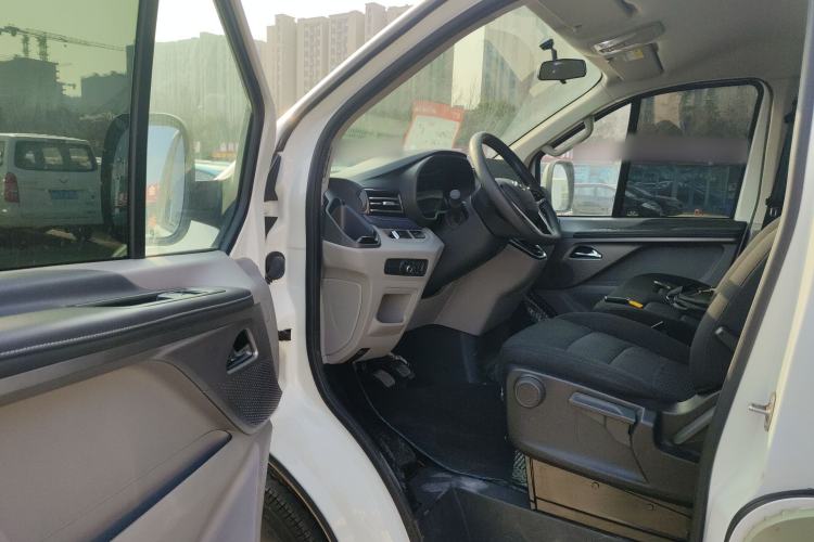 Used SAIC MAXUS Xintu V70 2023 2.0T Elite Edition Manual Transmission Short Wheelbase Low Roof 5/6 Seats (125 hp) Driver Seat