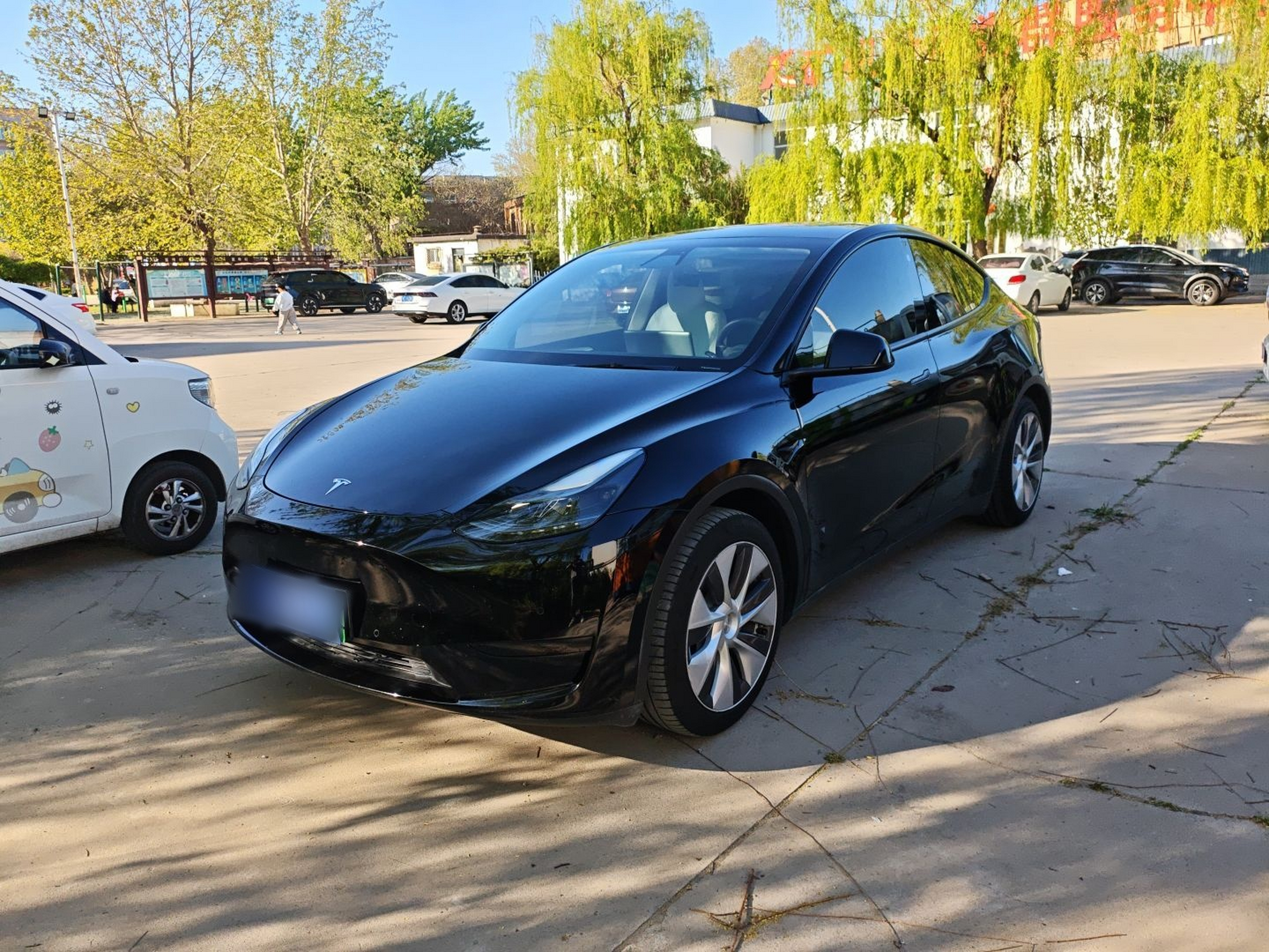 Под передней частью автомобиля