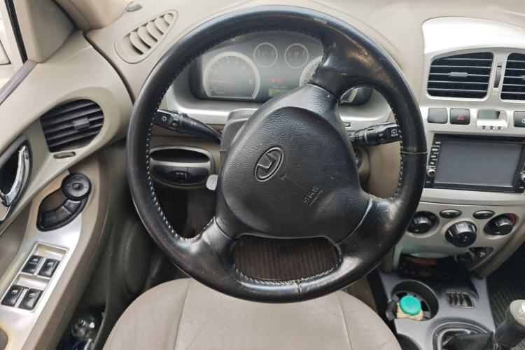 Used Huatai Santa Fe Classic 2011 2.0L Gasoline Manual Two-Wheel Drive Luxury Version Steering Wheel