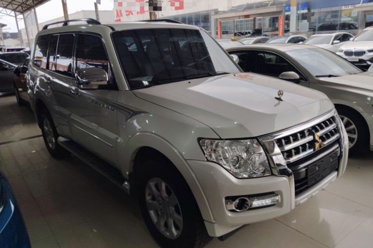 Used Mitsubishi Pajero 2018 3.0L Automatic Standard Edition Front Right 45 Deg