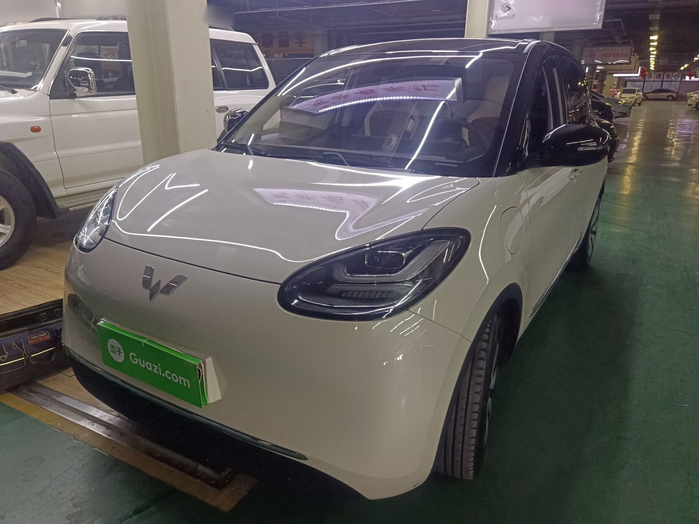 تحت مقدمة السيارة