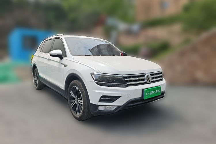 Used Volkswagen Tiguan L 2017 380TSI Automatic All-Wheel-Drive Luxury Edition Front Right 45 Deg