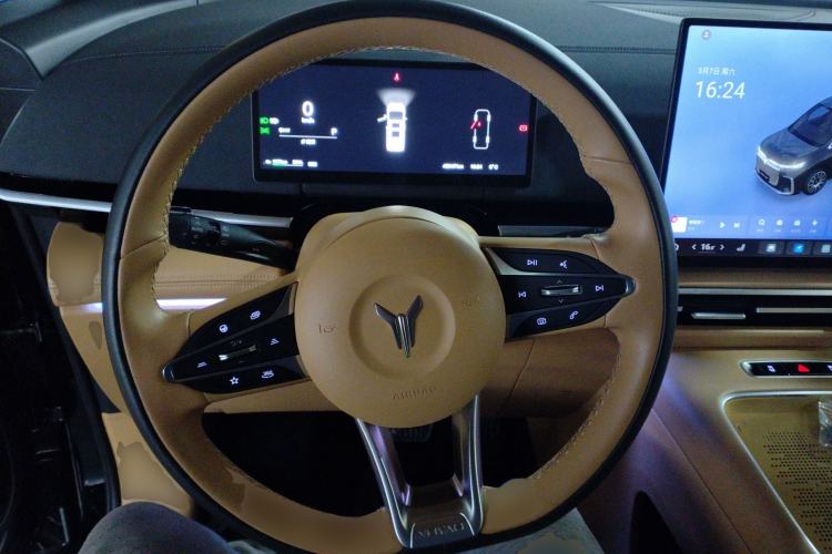 Used VOYAH Dream 2025 EV Four-Wheel Drive Flagship Kunpeng Edition
