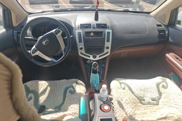 Used BYD S6 2014 2.0L Manual Luxury 5-Seater Center Console