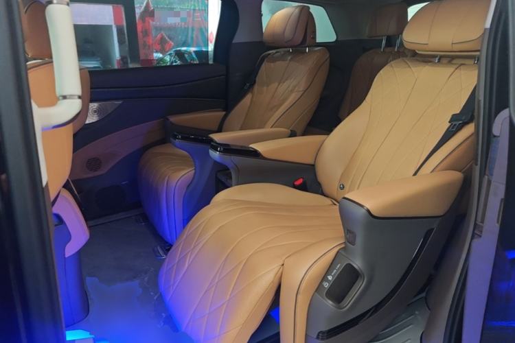 Used Denza D9 2022 DM-i 1040 Prestige Model
