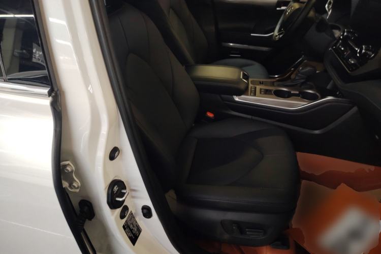 Used Toyota Highlander 2024 2.5L Smart e-Power Dual-Motor All-Wheel-Drive Supreme Edition – 7 Seats Right Front Seat