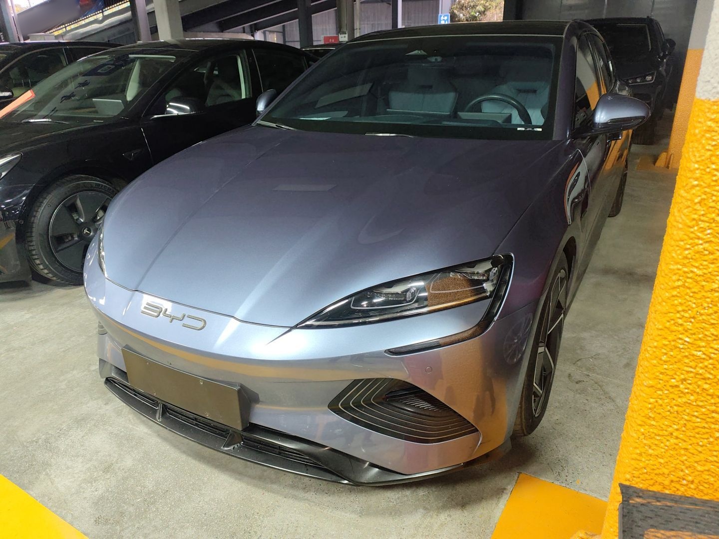 تحت مقدمة السيارة