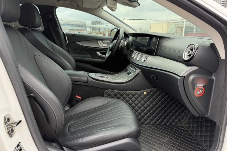 Used Mercedes-Benz CLS 2018 CLS 300 Luxury Model Interior 10