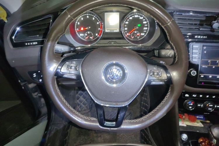 Used Volkswagen Tiguan L 2017 380TSI Automatic All-Wheel-Drive Luxury Edition Steering Wheel