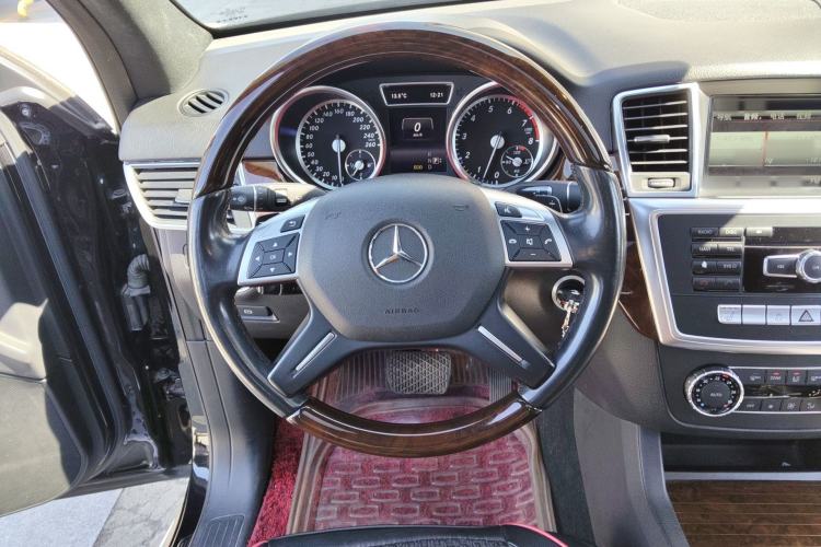 Used Mercedes-Benz M-Class 2015 ML 400 4MATIC Luxury Model Steering Wheel