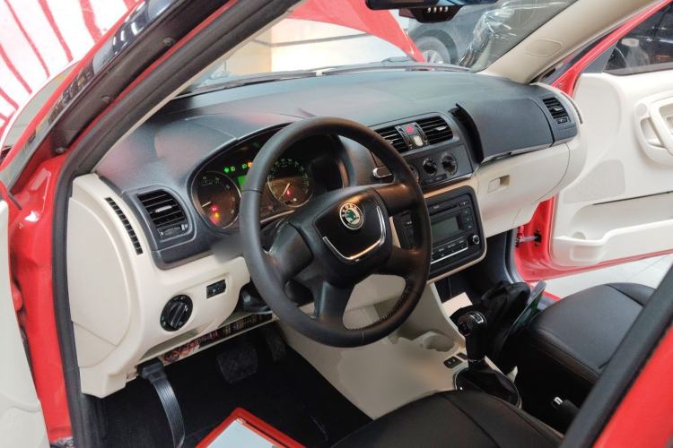 Used Skoda Fabia 2012 1.4L Automatic Crystal Edition Center Console