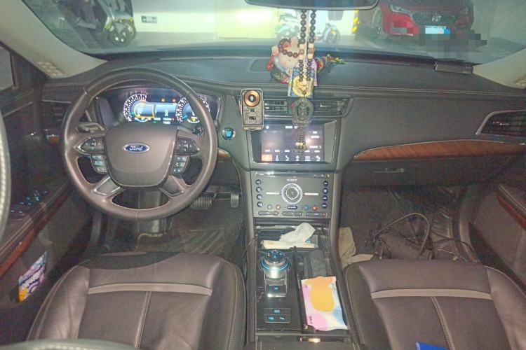 Used Ford Taurus 2017 EcoBoost 325 V6 Flagship Model Center Console