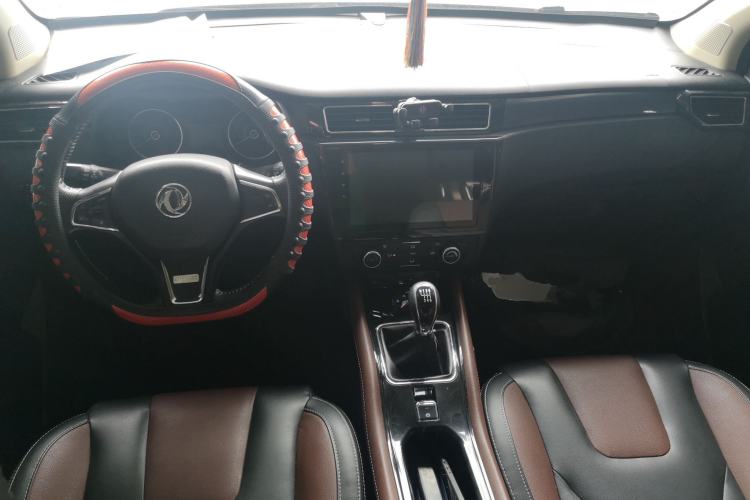 Used Dongfeng Fengon 580 2017 1.5T Manual Luxury Model Center Console