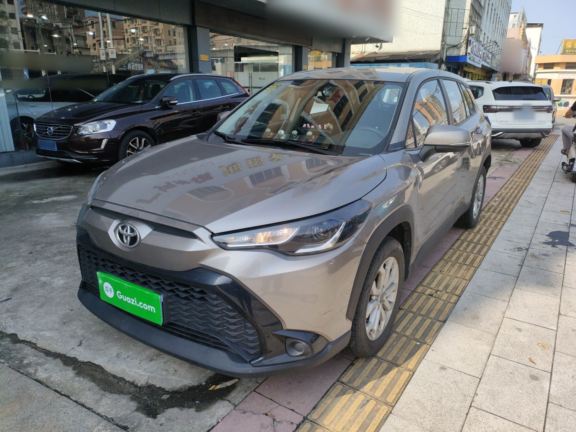 Под передней частью автомобиля