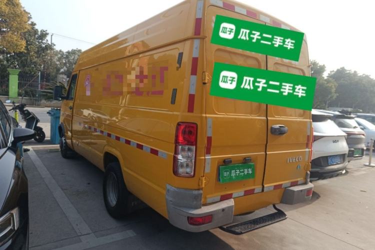 Used Iveco Daily 2021 2.8T V40 VAN厢式 Cargo Van 3-Seater Long Wheelbase Mid-Roof Design Dual Tires Manual Door