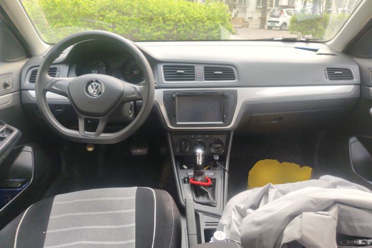 Used Volkswagen Gran Lavida 2015 1.6L Automatic Fashion Edition Center Console