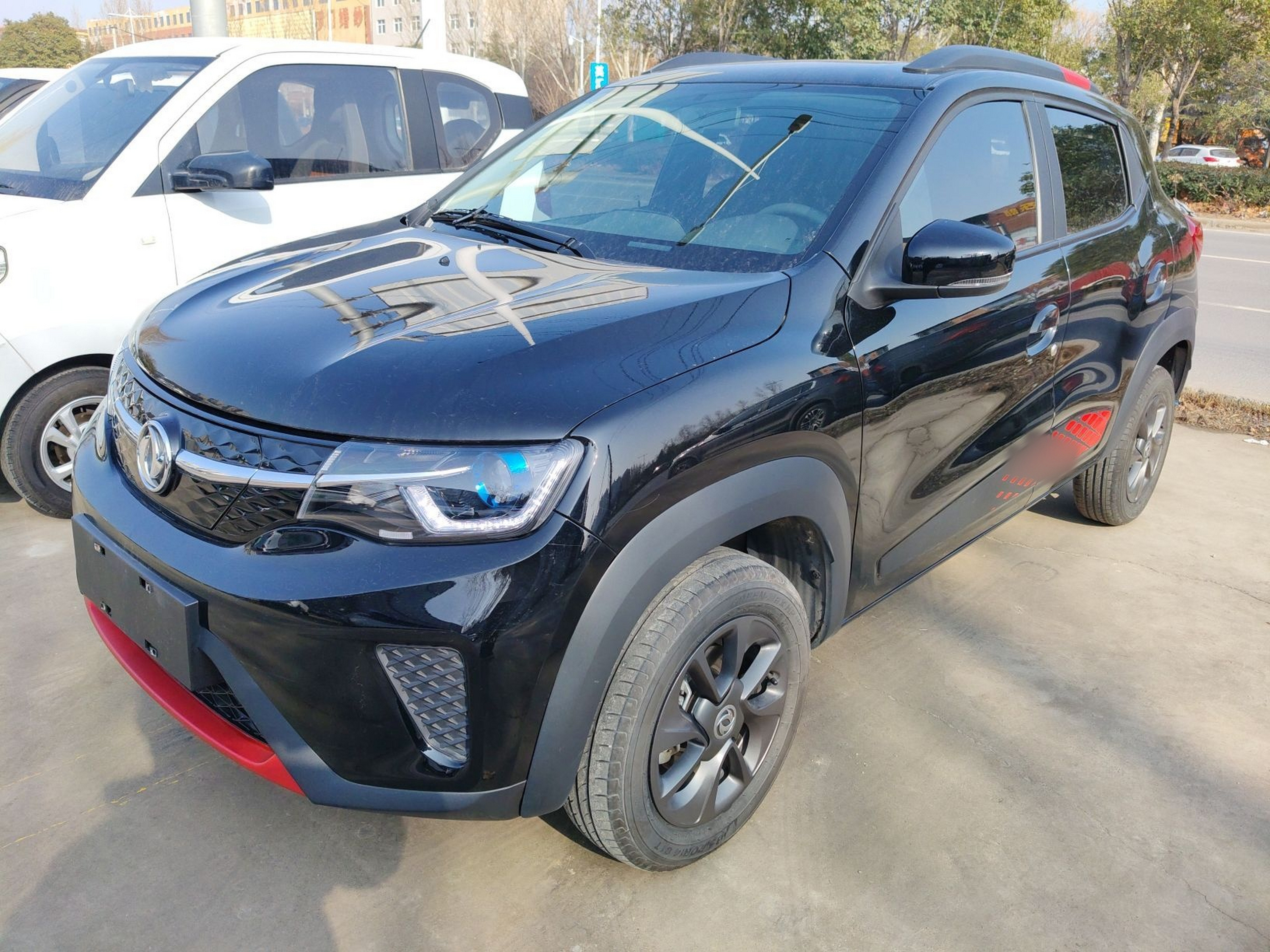 Под передней частью автомобиля