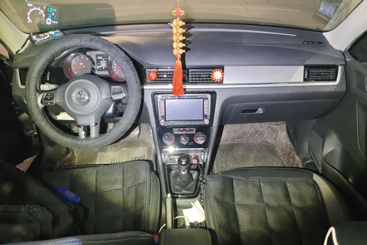 Used Volkswagen Bora 2015 Zhuihui Edition 1.6L Manual Comfort Model Center Console