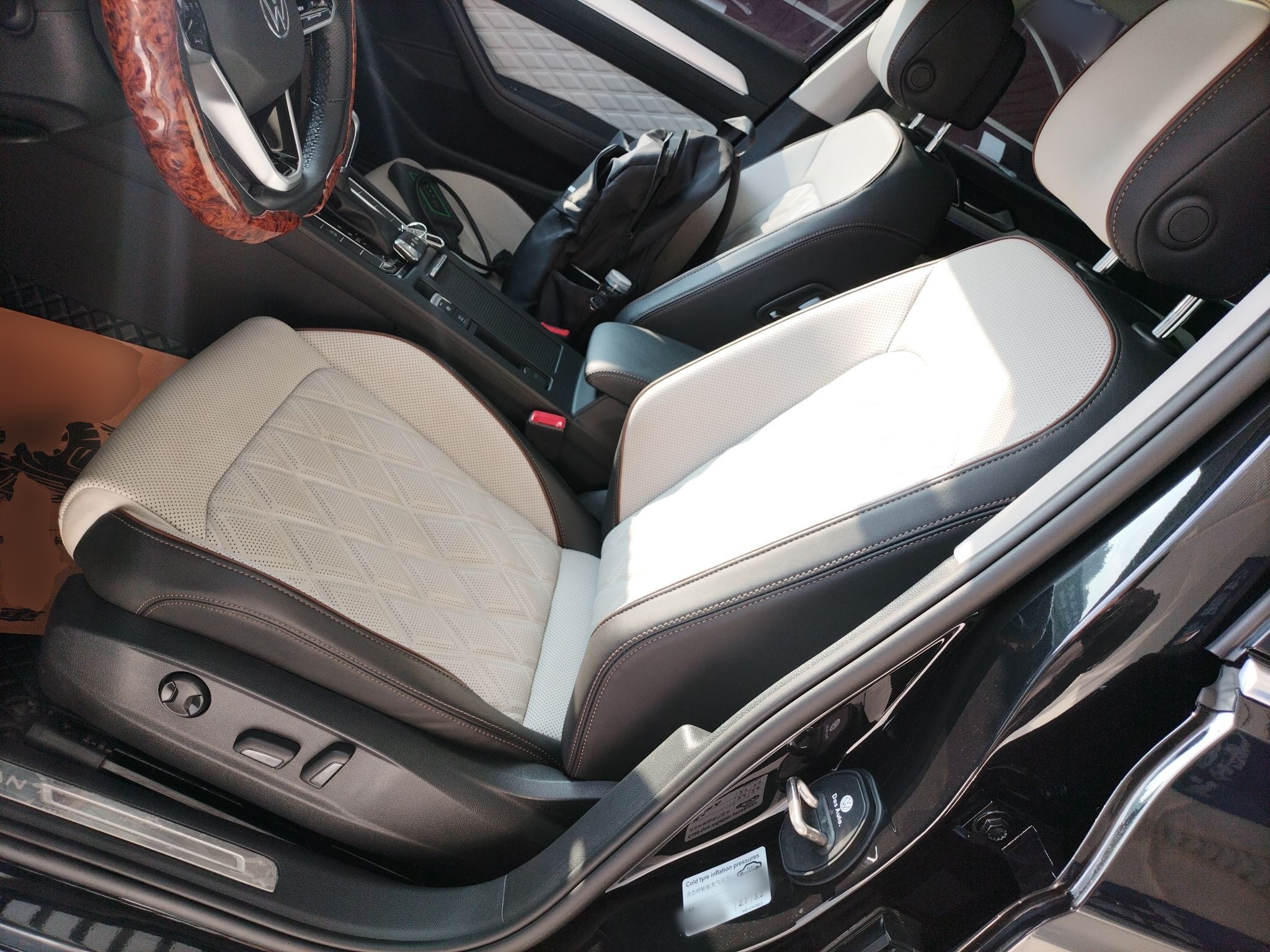 المقاعد الأمامية داخل السيارة