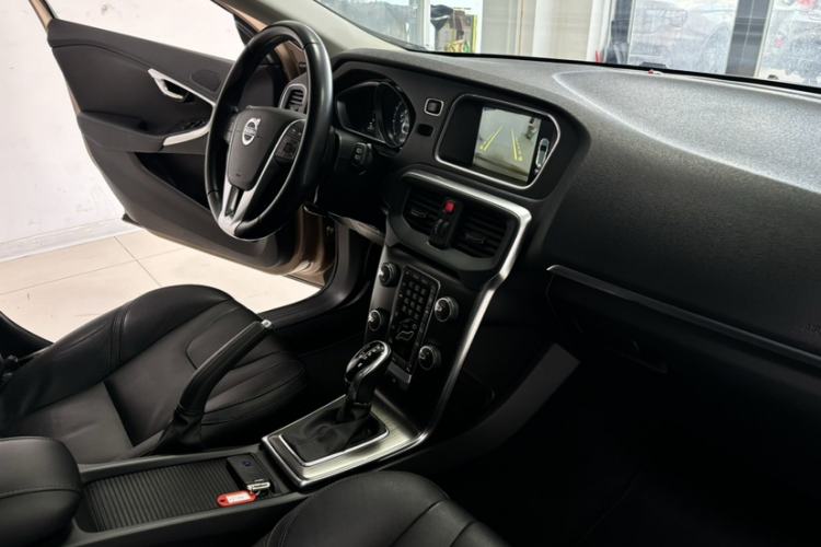 Used Volvo V40 2015 1.6T Zhiya Edition

