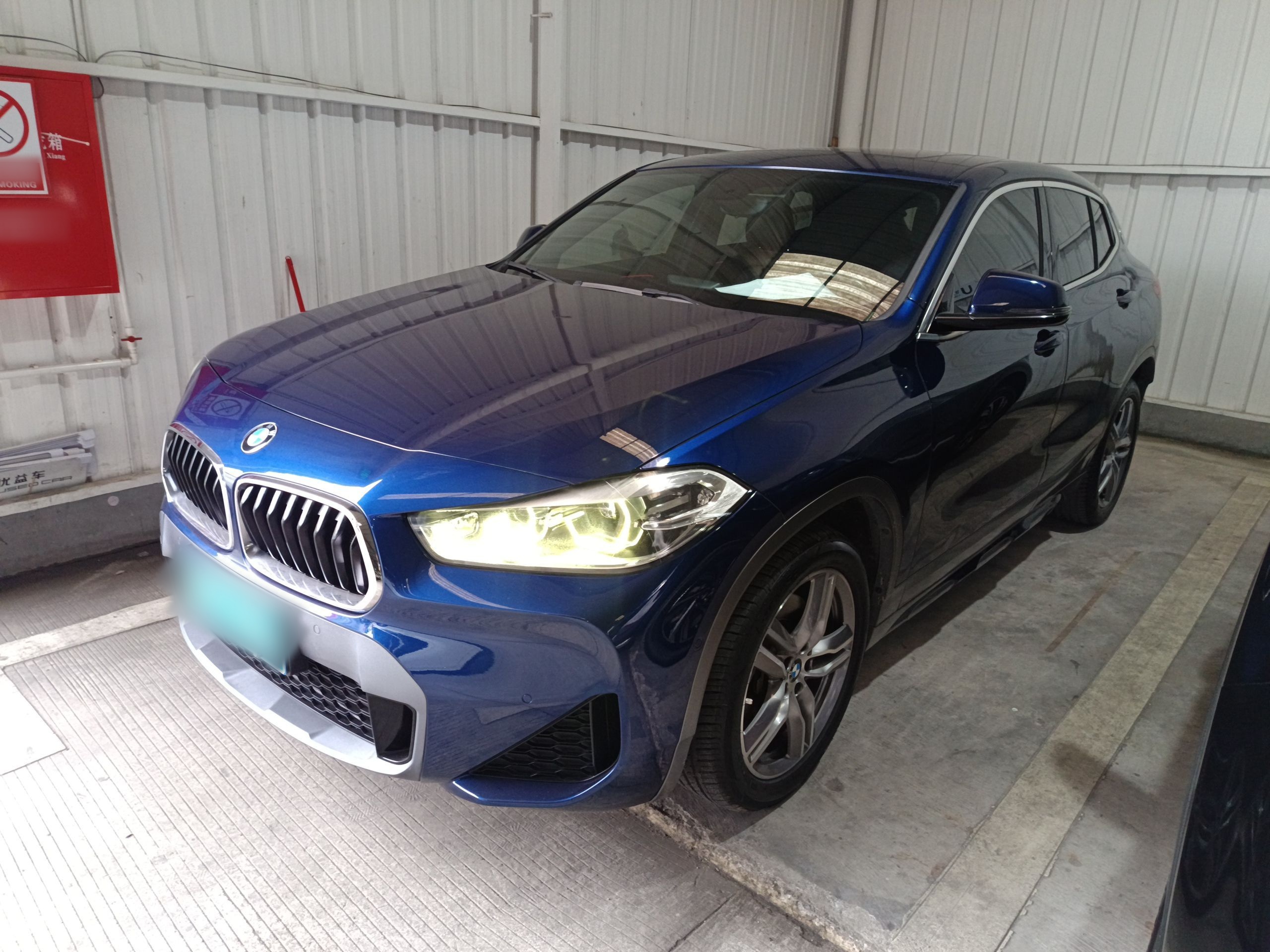 Под передней частью автомобиля