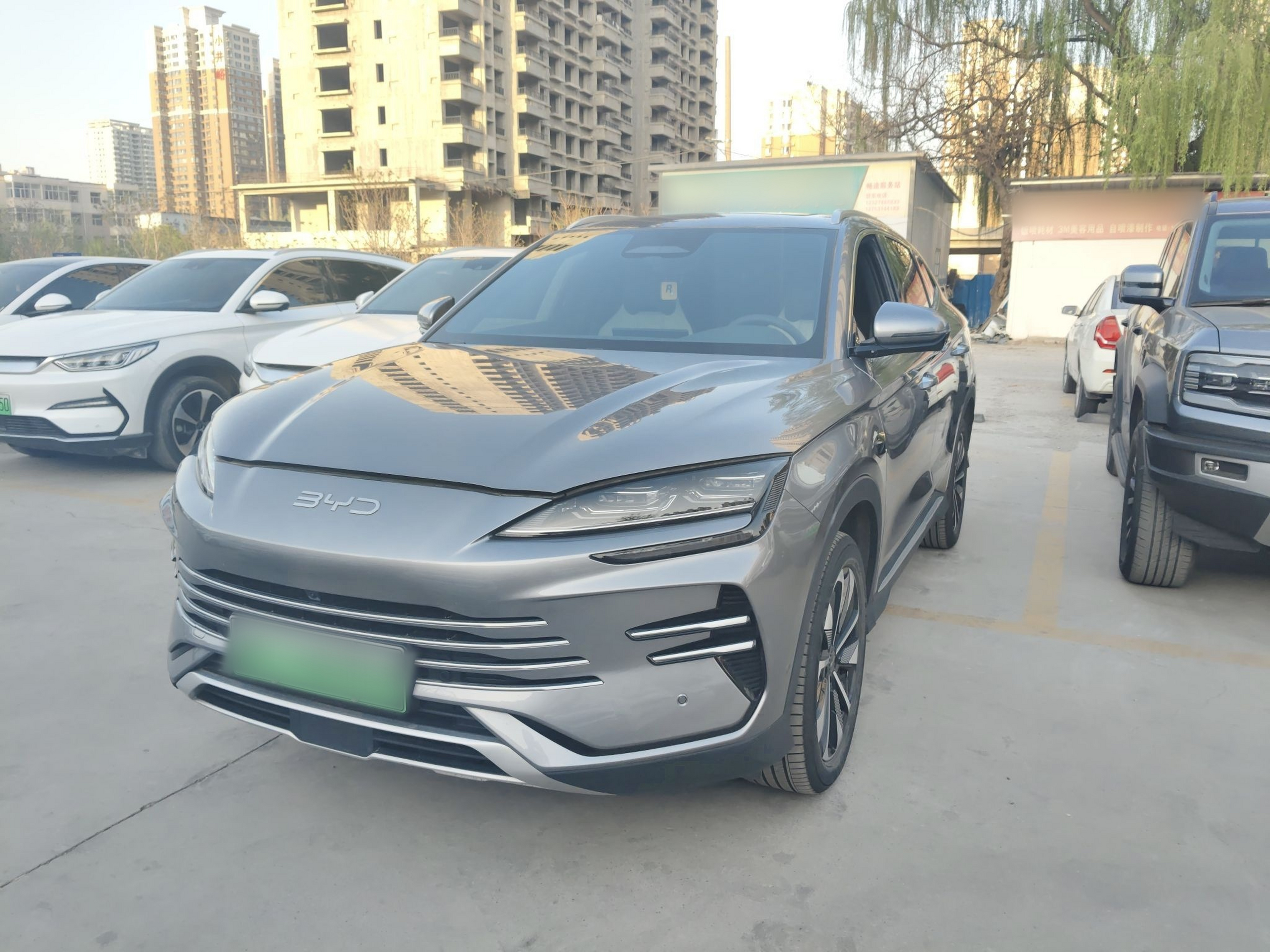 تحت مقدمة السيارة