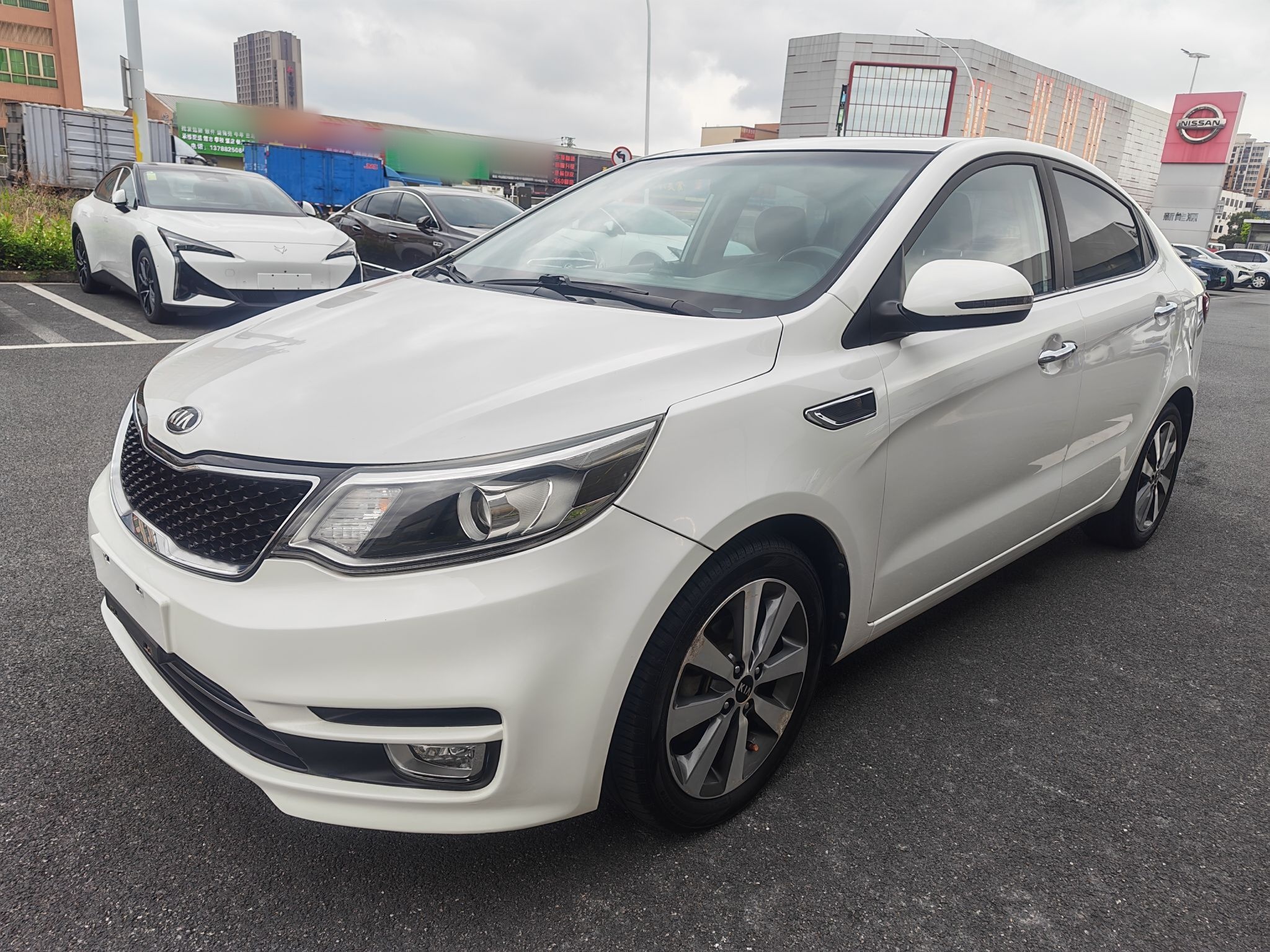 تحت مقدمة السيارة