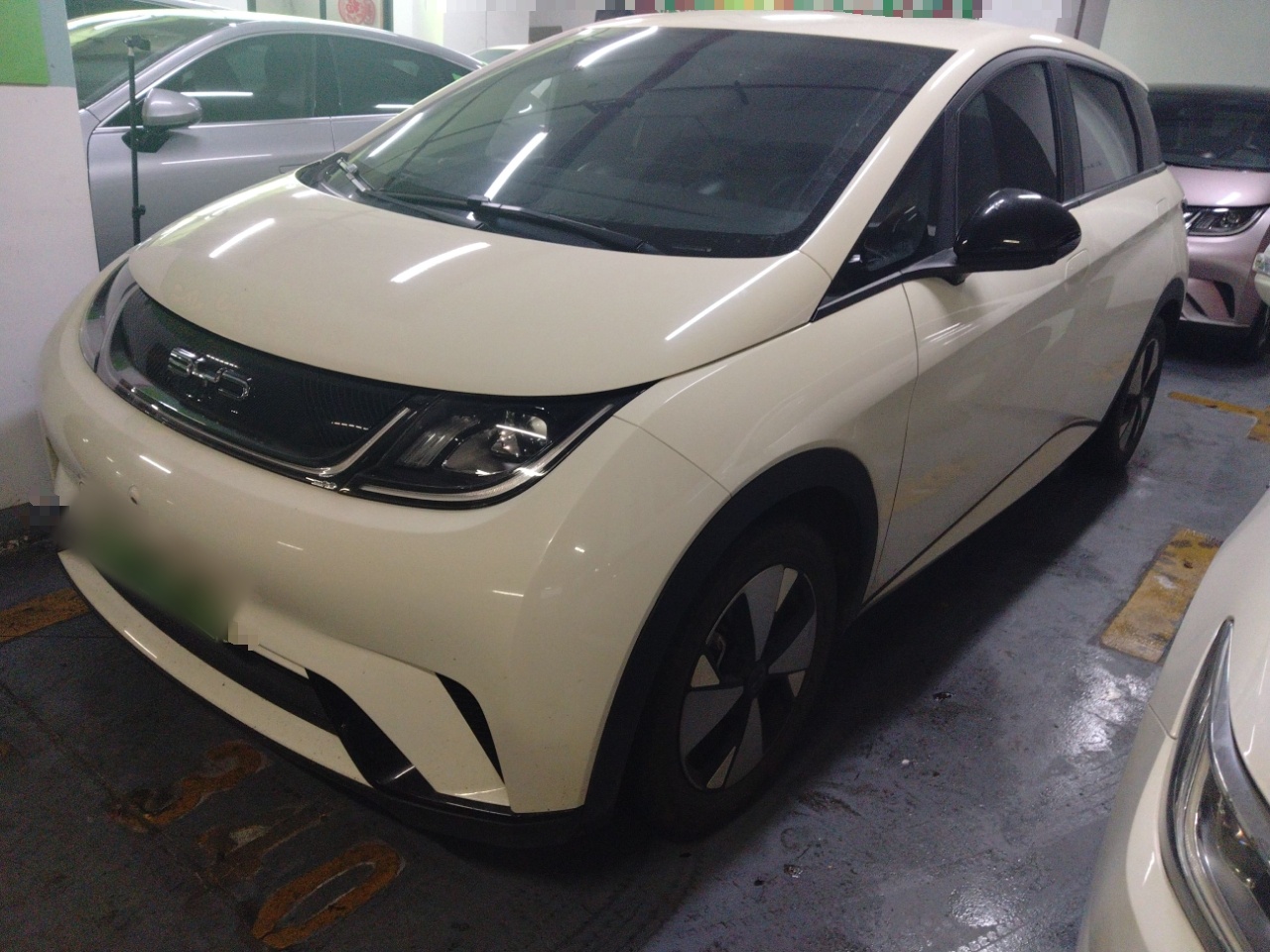 Под передней частью автомобиля