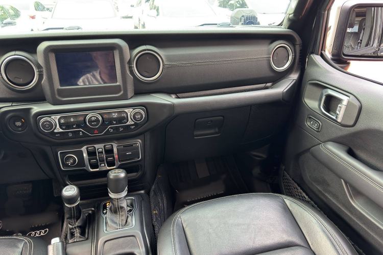 Used Jeep Wrangler 2019 2.0T Sahara Four-Door Version China VI Emission Standard