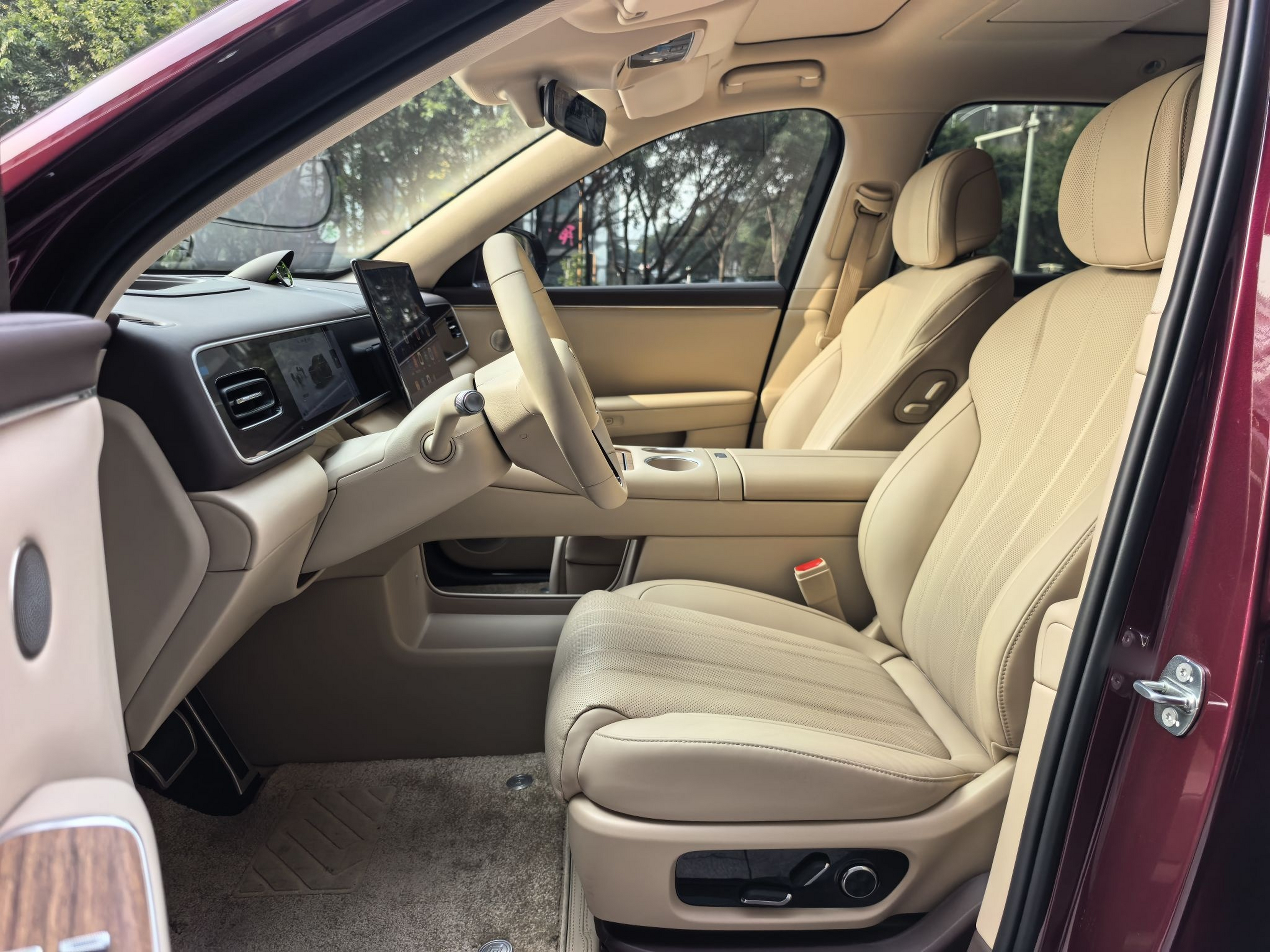 Переднее сиденье в автомобиле