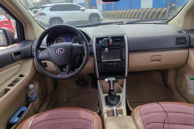 Used BAIC E Series 2013 Sedan 1.5L Automatic Leshang Edition Center Console