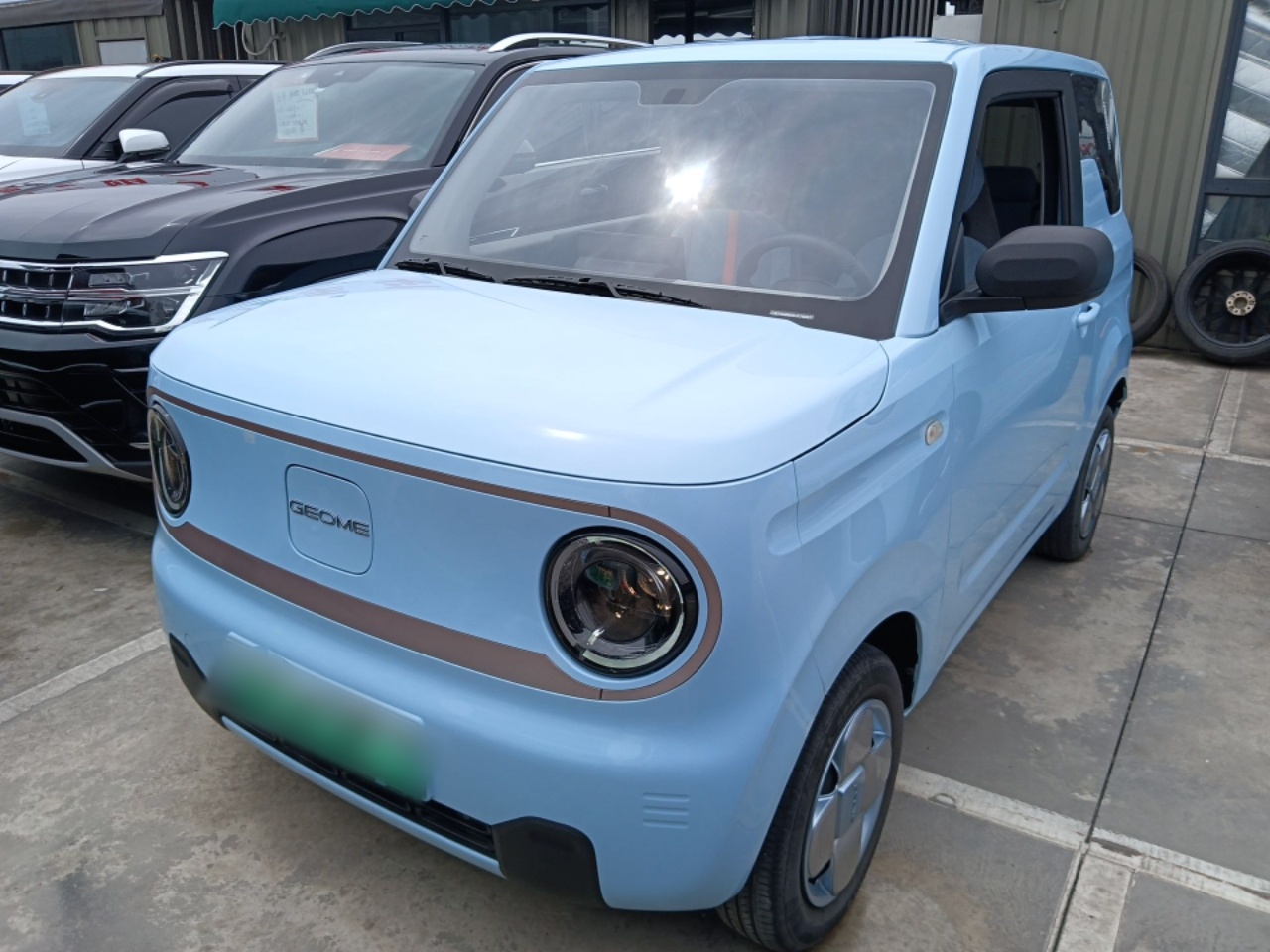 تحت مقدمة السيارة